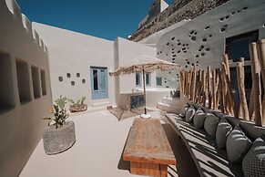 Luna Santorini Suites