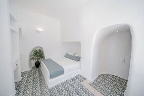 Luna Santorini Suites