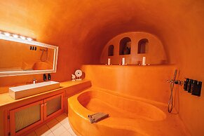 Luna Santorini Suites
