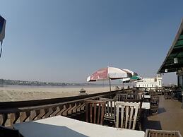 Sengtawan Riverside Hotel