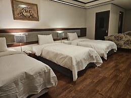 Insadong Crown Hotel