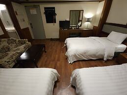 Insadong Crown Hotel