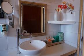 Cariñas Studio Apartments