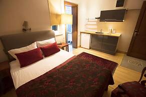 No11 Hotel & Apartments