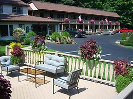 Tall Pines Motel