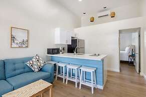 Duval Corner Updated Condo Steps to Duval St