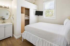 Duval Corner Updated Condo Steps to Duval St