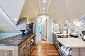 Sky Loft by Brightwild Penthouse in Prime Spot