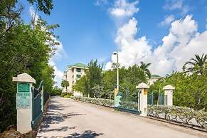 The Exuma Cay by Brightwild Pool View Parking