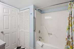 The Exuma Cay by Brightwild Pool View Parking