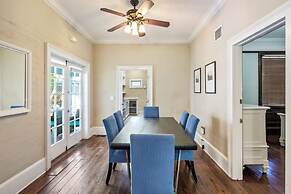 Bananas Foster by Brightwild Epic Guesthouse