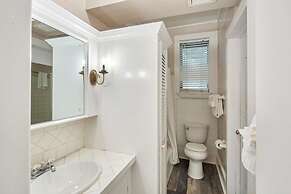 Bananas Foster by Brightwild Epic Guesthouse