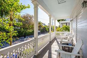 Bananas Foster by Brightwild Epic Guesthouse