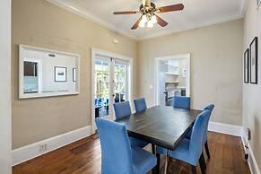 Bananas Foster by Brightwild Epic Guesthouse