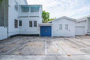 Bananas Foster by Brightwild Epic Guesthouse