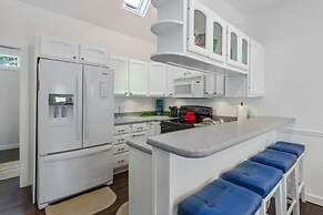 Lil Bit Adorable Conch Home on Quiet Street