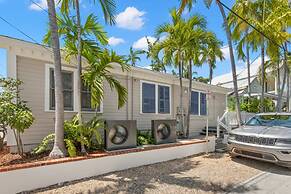 Poolside Paradise by Brightwild Heated Pool