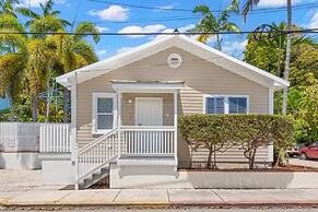 Poolside Paradise by Brightwild Heated Pool