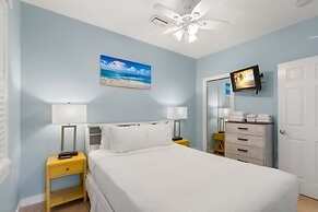 Poolside Retreat by Brightwild Cottage w Pool