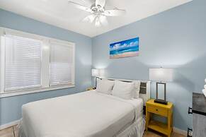 Poolside Retreat by Brightwild Cottage w Pool