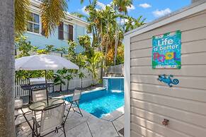 Poolside Retreat by Brightwild Cottage w Pool