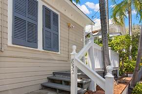 Poolside Retreat by Brightwild Cottage w Pool