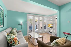 Poolside Retreat by Brightwild Cottage w Pool