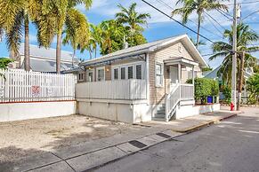 Poolside Retreat by Brightwild Cottage w Pool