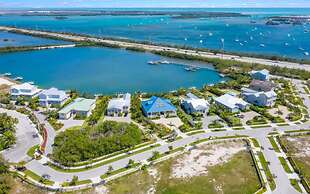 Aquaria House by Brightwild Pool Boat Dock