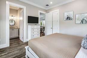 Aquaria House by Brightwild Pool Boat Dock