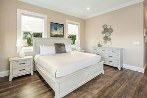 Aquaria House by Brightwild Pool Boat Dock