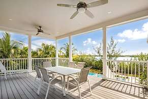 Aquaria House by Brightwild Pool Boat Dock