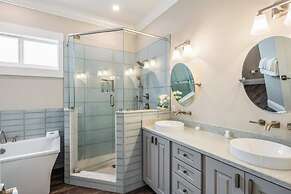 Aquaria House by Brightwild Pool Boat Dock