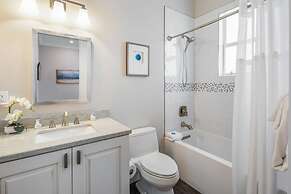 Aquaria House by Brightwild Pool Boat Dock