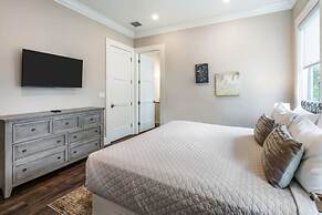 Aquaria House by Brightwild Pool Boat Dock