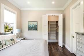 Aquaria House by Brightwild Pool Boat Dock