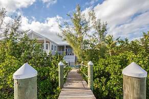 Aquaria House by Brightwild Pool Boat Dock