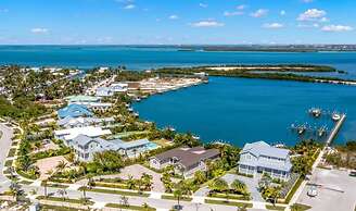 Aquaria House by Brightwild Pool Boat Dock