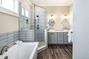 Aquaria House by Brightwild Pool Boat Dock