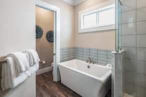 Aquaria House by Brightwild Pool Boat Dock