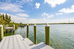 Aquaria House by Brightwild Pool Boat Dock