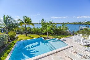 Mastway House by Brightwild Pool Dock