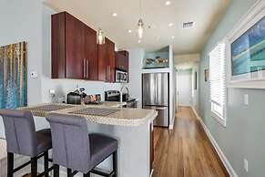 Sky Suite on Duval by Brightwild Condo w Balcony