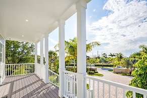 Mirador House by Brightwild Pool Dock