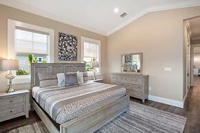 Mirador House by Brightwild Pool Dock