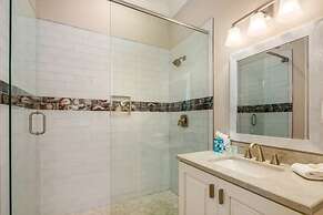 Mirador House by Brightwild Pool Dock