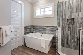 Mirador House by Brightwild Pool Dock