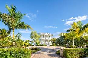 Mirador House by Brightwild Pool Dock