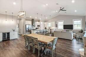 Mirador House by Brightwild Pool Dock