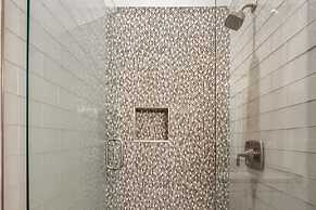 Mirador House by Brightwild Pool Dock